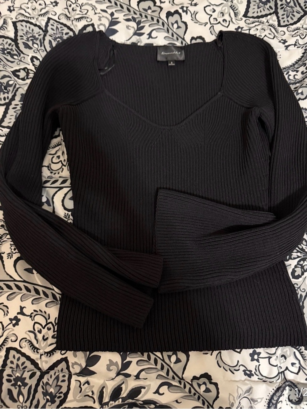 Line & Dot long sleeve bell top